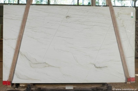 Płyta kamienia SUBLIME 20/30 mm w wykończeniu szczotkowanym – delikatne poziome żyły.