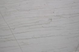 Zbliżenie struktury kamienia SUBLIME – subtelne przejścia beżu i szarości.