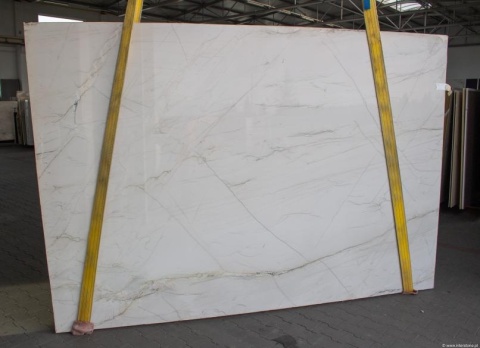 Płyta SUBLIME z wyraźnym uwarstwieniem i kremowo-szarymi liniami.