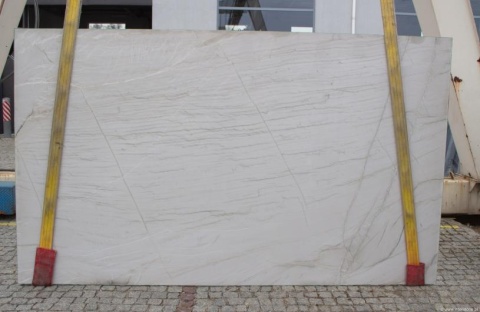 SUBLIME szczotkowany – poziome żylenie i naturalna struktura kwarcytu.