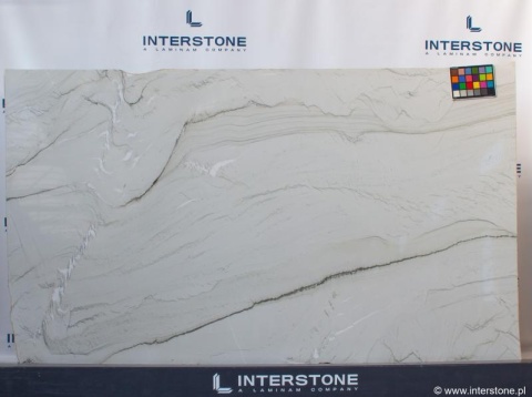 Duża płyta SUBLIME 20/30 mm prezentowana w świetle dziennym – naturalne wzory.