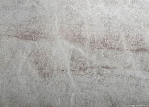 Tekstura kwarcytu Taj Mahal w wykończeniu szczotkowanym z delikatnymi beżowo-złotymi żyłami.