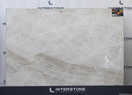 Płyta kwarcytu Taj Mahal brushed o jasnej, kremowej kolorystyce i subtelnym użyleniu.