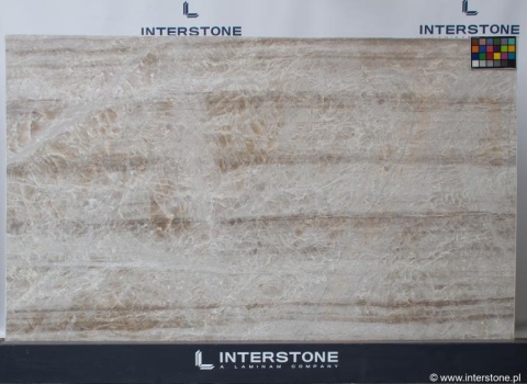 Płyta kwarcytu Taj Mahal brushed z wyraźnymi beżowymi pasami i naturalną teksturą.