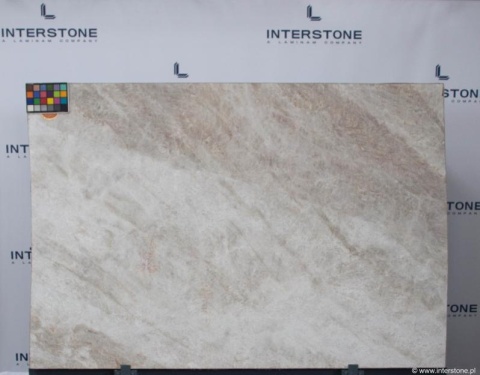 Płyta kwarcytu Taj Mahal brushed z wyraźnymi beżowymi pasami i naturalną teksturą.