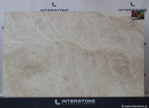 Płyta kwarcytu Taj Mahal brushed o jasnej, kremowej kolorystyce i subtelnym użyleniu.