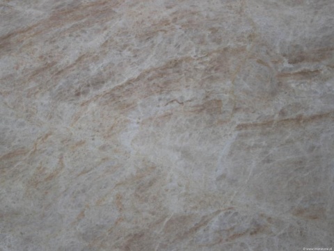 Tekstura kwarcytu Taj Mahal w wykończeniu szczotkowanym z delikatnymi beżowo-złotymi żyłami.