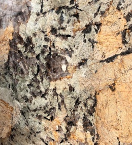 Detal struktury Tourmaline Unique Lux – kryształy w zielono-grafitowej tonacji z intensywnymi złoto-miedzianymi akcentami.