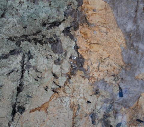 Tourmaline Unique Lux – makrodetal kryształów kwarcytu w kontrastowych barwach zieleni, czerni i pomarańczowego minerału