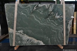 Płyta kwarcytu Tropical Green w odcieniach zieleni z dynamicznymi białymi żyłami