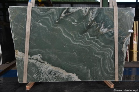 Płyta kwarcytu Tropical Green w odcieniach zieleni z dynamicznymi białymi żyłami