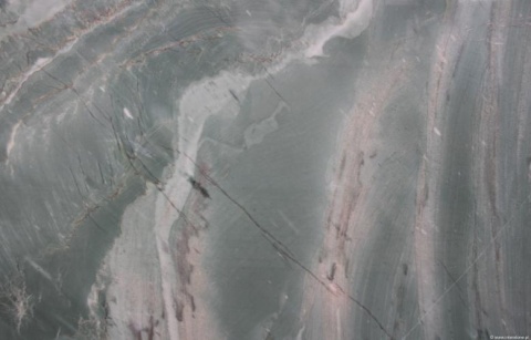 Zbliżenie struktury kwarcytu Tropical Green z falistymi żyłami i zieloną tonacją