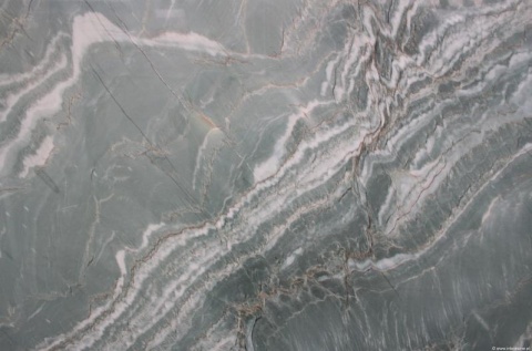 Detal kwarcytu Tropical Green z kontrastem bieli i ciemnych akcentów mineralnych