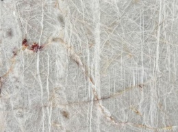 Zbliżenie na miękkie przejścia bieli i beżu w naturalnym kwarcycie White Crystal