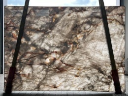 Płyta White Crystal podświetlona od tyłu, ukazująca wysoką transparentność kwarcytu.