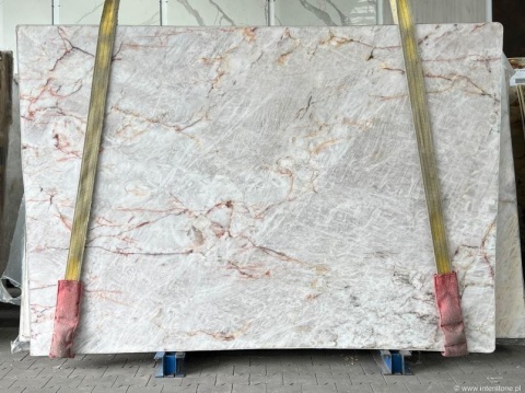 Pełna płyta White Crystal w wykończeniu polerowanym, z delikatnym rysunkiem złotych i różowych żyłek