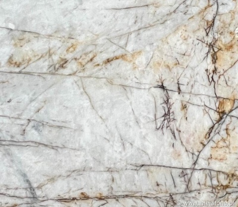 Zbliżenie na miękkie przejścia bieli i beżu w naturalnym kwarcycie White Crystal