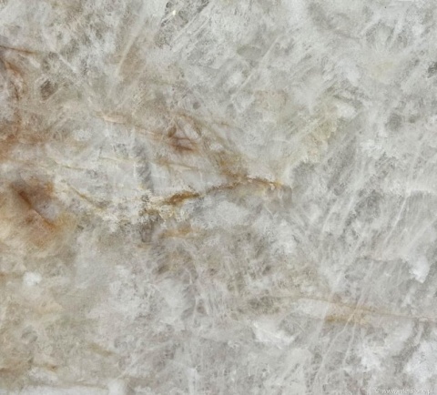 Zbliżenie na miękkie przejścia bieli i beżu w naturalnym kwarcycie White Crystal