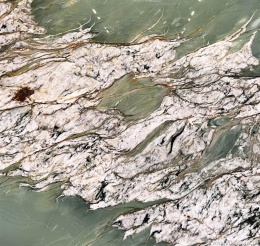 Zbliżenie struktury kwarcytu Maestro Green z zieloną bazą i białymi żyłami.