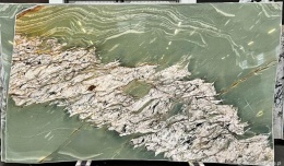 Płyta kwarcytu Maestro Green w pełnym formacie, poler 20 mm.