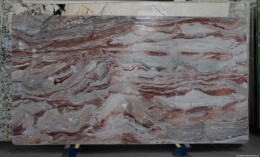 Płyta marmuru Arabescato Orobico Rosso, fale czerwieni i szarości, widok całej tafli.