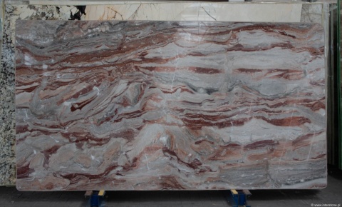 Płyta marmuru Arabescato Orobico Rosso, fale czerwieni i szarości, widok całej tafli.