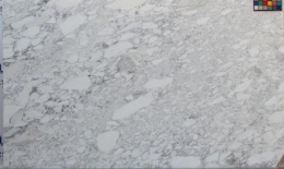 Płyta marmuru Arabescato szlif, białe tło z drobnym, szaro-beżowym, nieregularnym wzorem.