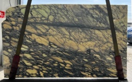 Płyta marmuru Arabescato poler, gęste ciemnoszare użylenie na kremowym tle, płyta podświetlona