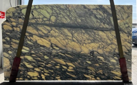 Płyta marmuru Arabescato poler, gęste ciemnoszare użylenie na kremowym tle, płyta podświetlona