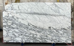 Płyta marmuru Arabescato poler, biało-szare tło z wyrazistym żyłkowaniem i owalnymi plamami, widok frontu.