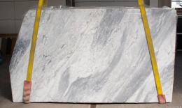 Płyta marmuru Bardiglio, jasnoszare tło z miękkimi, falistymi żyłami, widok całej tafli.