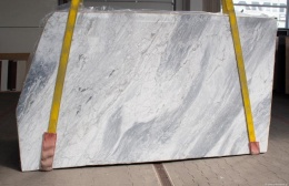 Płyta marmuru Bardiglio w chłodnych szarościach, subtelne faliste użylenie, widok frontu tafli.