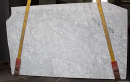 Płyta marmuru Bianco Carrara CD Extra 3 cm, jasnoszara z gęstym użyłkowaniem, widok frontu.