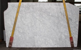 Płyta marmurowa Bianco Carrara CD Extra 3 cm na pasach transportowych, jasnoszare tło z delikatnym, drobnym użyłkowaniem