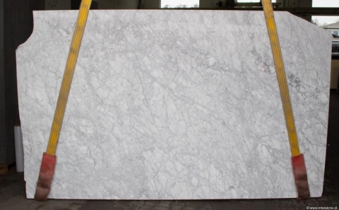 Płyta marmurowa Bianco Carrara CD Extra 3 cm na pasach transportowych, jasnoszare tło z delikatnym, drobnym użyłkowaniem