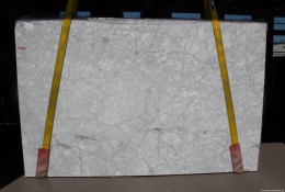 Płyta marmuru Bianco Carrara CD, jasnoszara tafla z gęstą siatką drobnego, szarego użylenia, widok całości.