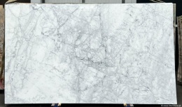 Płyta marmuru Bianco Carrara C, jasna tafla z delikatnym szarym żyłkowaniem, widok całości.