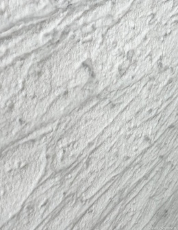 Zbliżenie faktury marmuru Bianco Carrara Moonface szczotkowanego, nieregularne rowki i jasnoszara powierzchnia