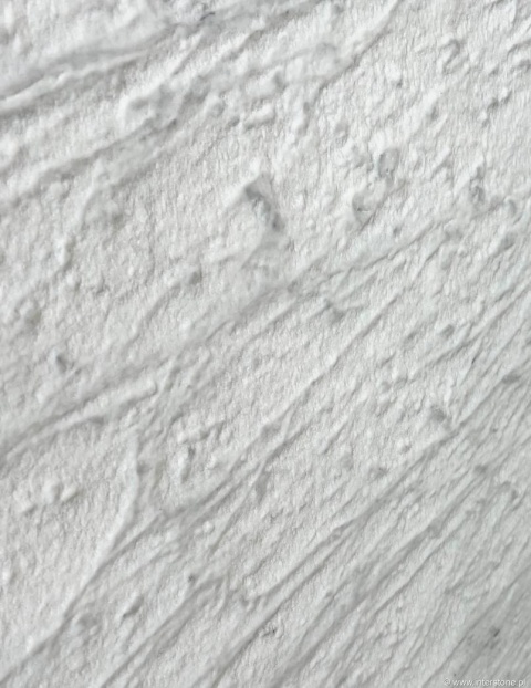 Zbliżenie faktury marmuru Bianco Carrara Moonface szczotkowanego, nieregularne rowki i jasnoszara powierzchnia