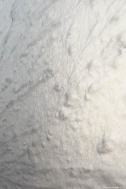 Makro ujęcie marmuru Bianco Carrara Moonface szczotka, jasna chropowata struktura z drobnymi zagłębieniami