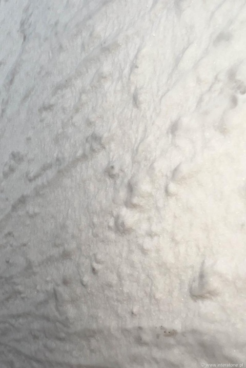 Makro ujęcie marmuru Bianco Carrara Moonface szczotka, jasna chropowata struktura z drobnymi zagłębieniami