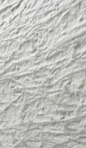 Tekstura marmuru Bianco Carrara Moonface szczotkowanego, wyraźne poziome żłobienia i trójwymiarowa powierzchnia