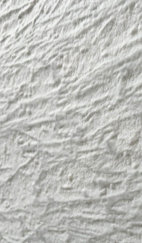 Tekstura marmuru Bianco Carrara Moonface szczotkowanego, wyraźne poziome żłobienia i trójwymiarowa powierzchnia