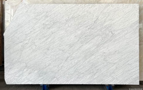 Płyta marmuru Bianco Carrara Moonface szczotka, jasna diagonalna struktura na całej powierzchni, widok frontu płyty