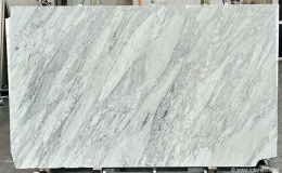 Płyta marmuru Bianco Carrara, jasnoszare żyłki na białym tle, widok całej tafli
