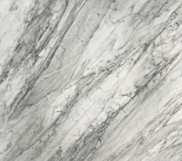 Zbliżenie marmuru Bianco Carrara, diagonalne szare żyłkowanie na jasnym tle