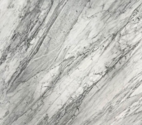 Zbliżenie marmuru Bianco Carrara, diagonalne szare żyłkowanie na jasnym tle