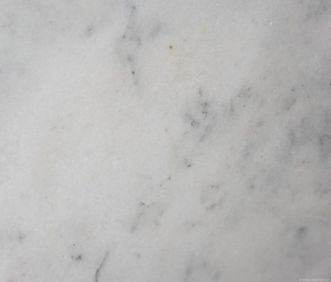 Zbliżenie powierzchni marmuru Bianco Ibiza, jasne tło z delikatnymi szarymi i beżowymi przebarwieniami