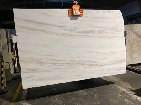 Płyta marmuru Bianco Lasa Covelano z poziomymi szaro-beżowymi żyłkami, widok frontu.