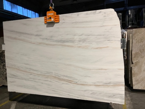 Marmur Bianco Lasa Covelano, duża płyta z wyraźnymi poziomymi żyłkami szarości i beżu
